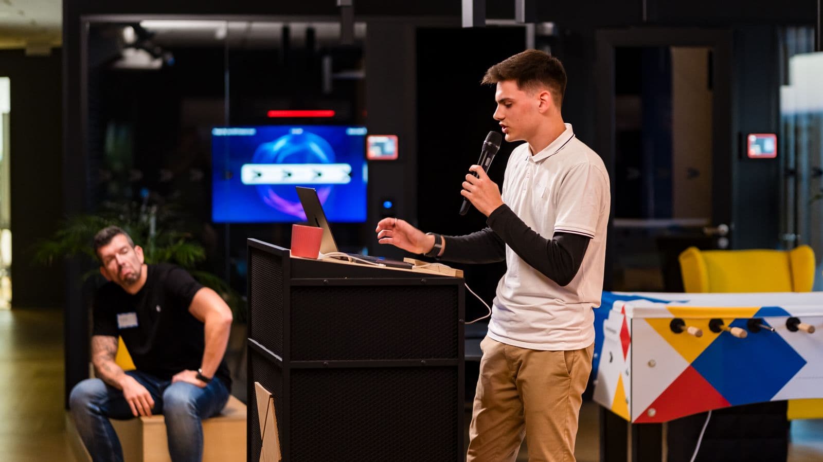 Pitching on stage